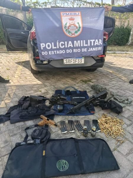 Arsenal pesado é apreendido em carro roubado dentro de condomínio em Resende