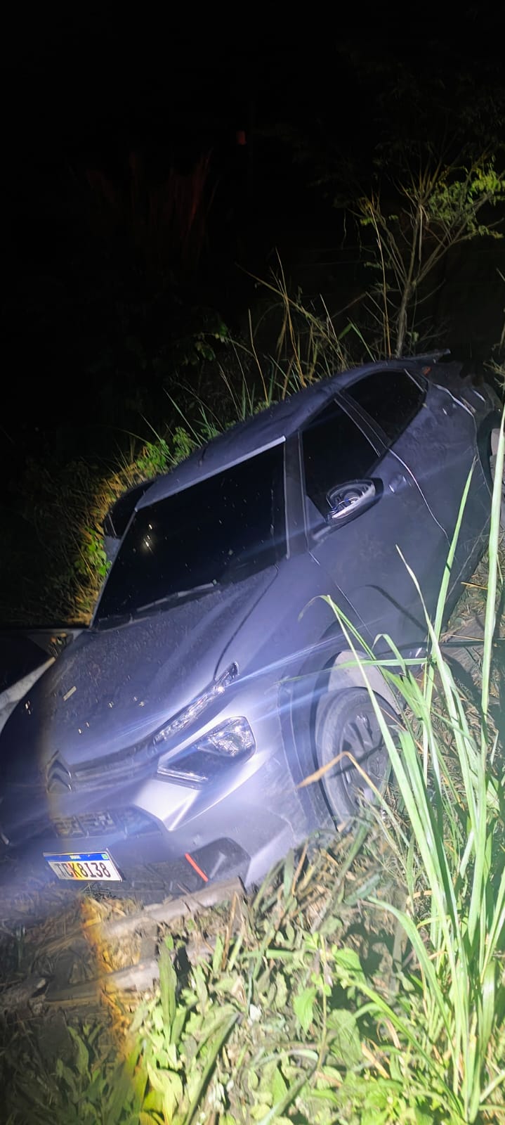 Fuga de suspeitos termina em tiroteio e abandono de carro em Barra Mansa