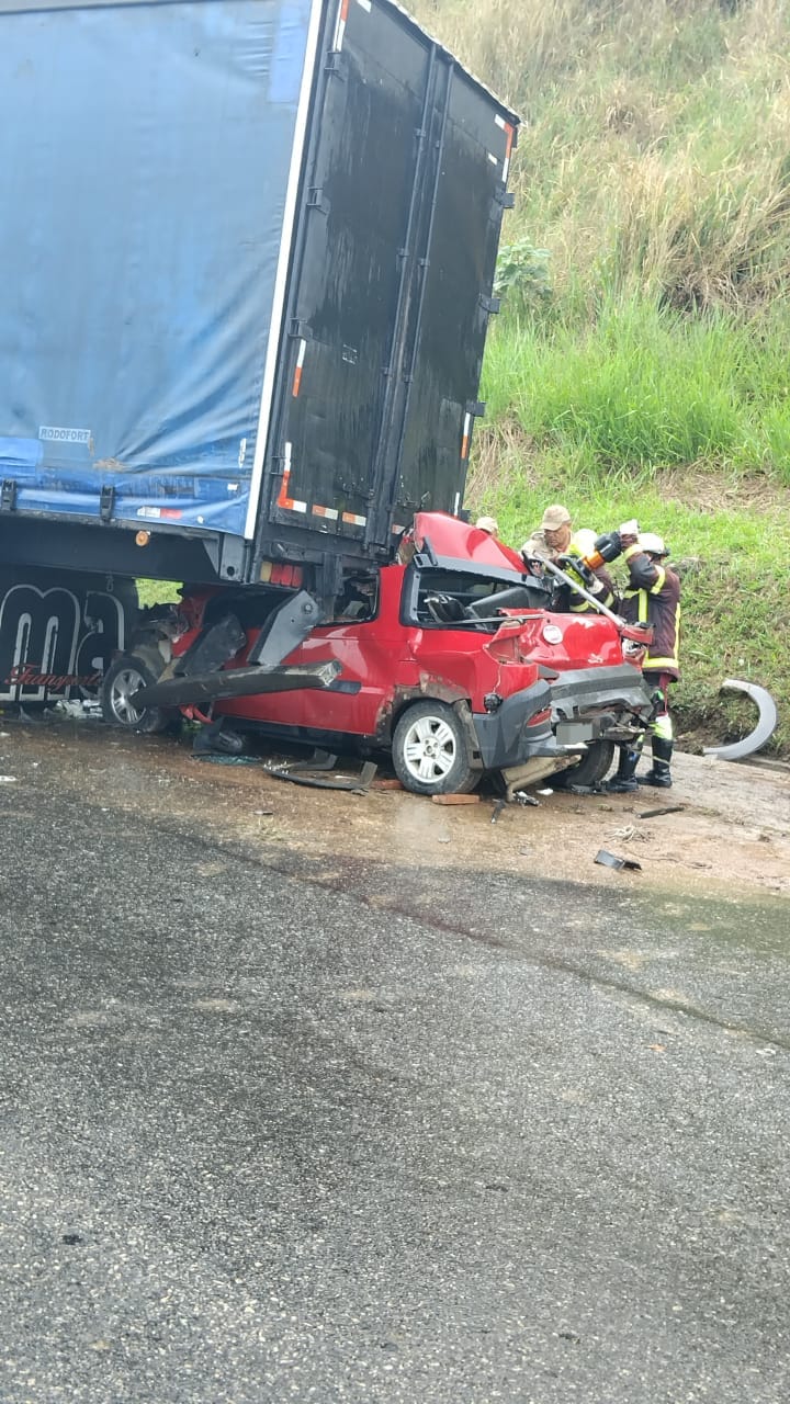 Casal de idosos fica preso nas ferragens após colisão entre carreta e caminhonete na Dutra