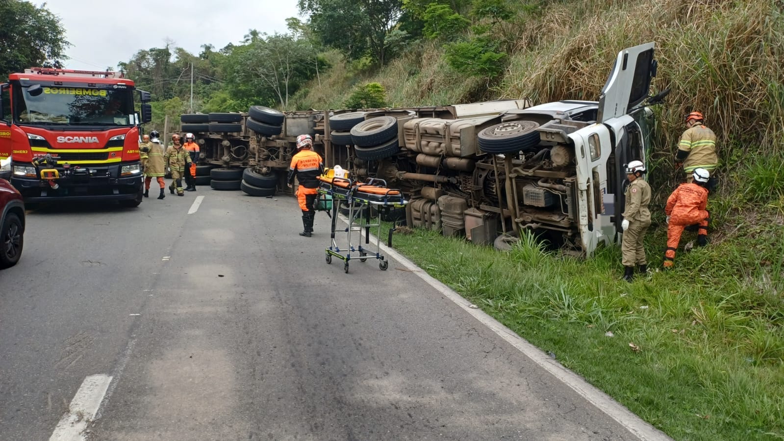 Motorista fica ferido após caminhão tombar na BR-393