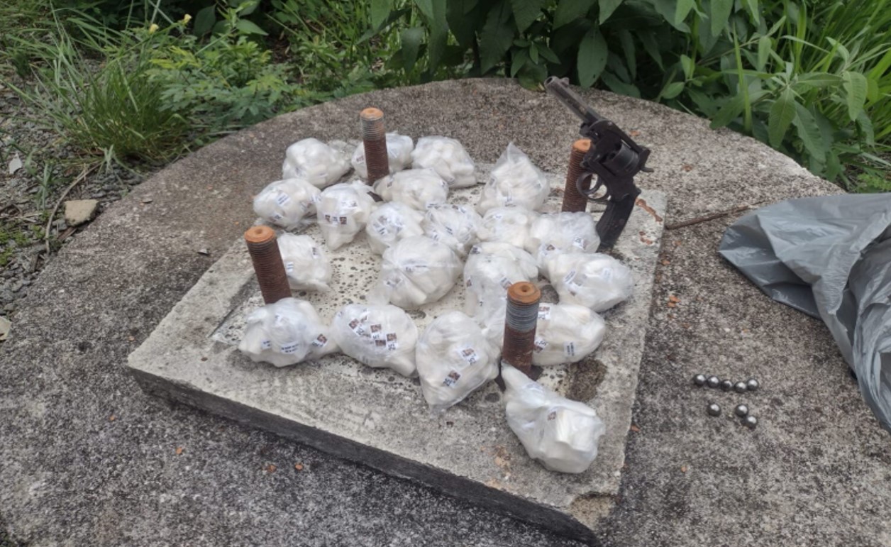 Polícia Militar apreende revólver e grande quantidade de drogas em operação em Pinheiral