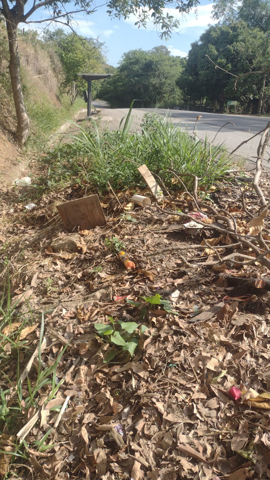 Montanha de entulhos deixada por empresa contratada pelo DER/RJ gera revolta de moradores em Barra Mansa