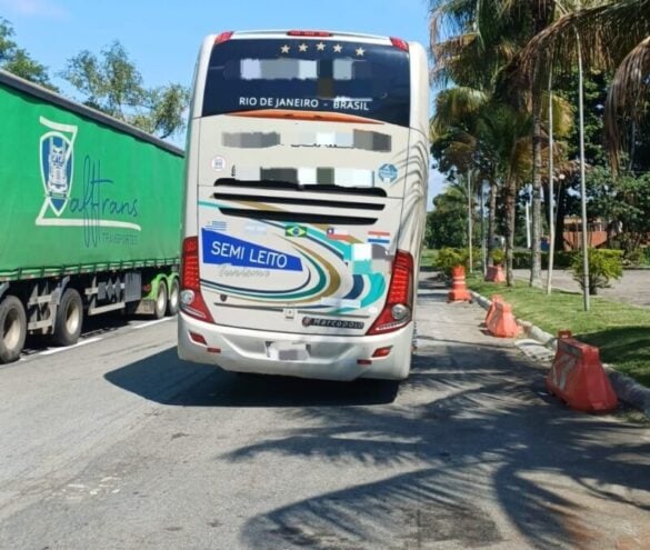 PRF intercepta ônibus de excursão com risco de tombamento na Via Dutra, em Barra Mansa