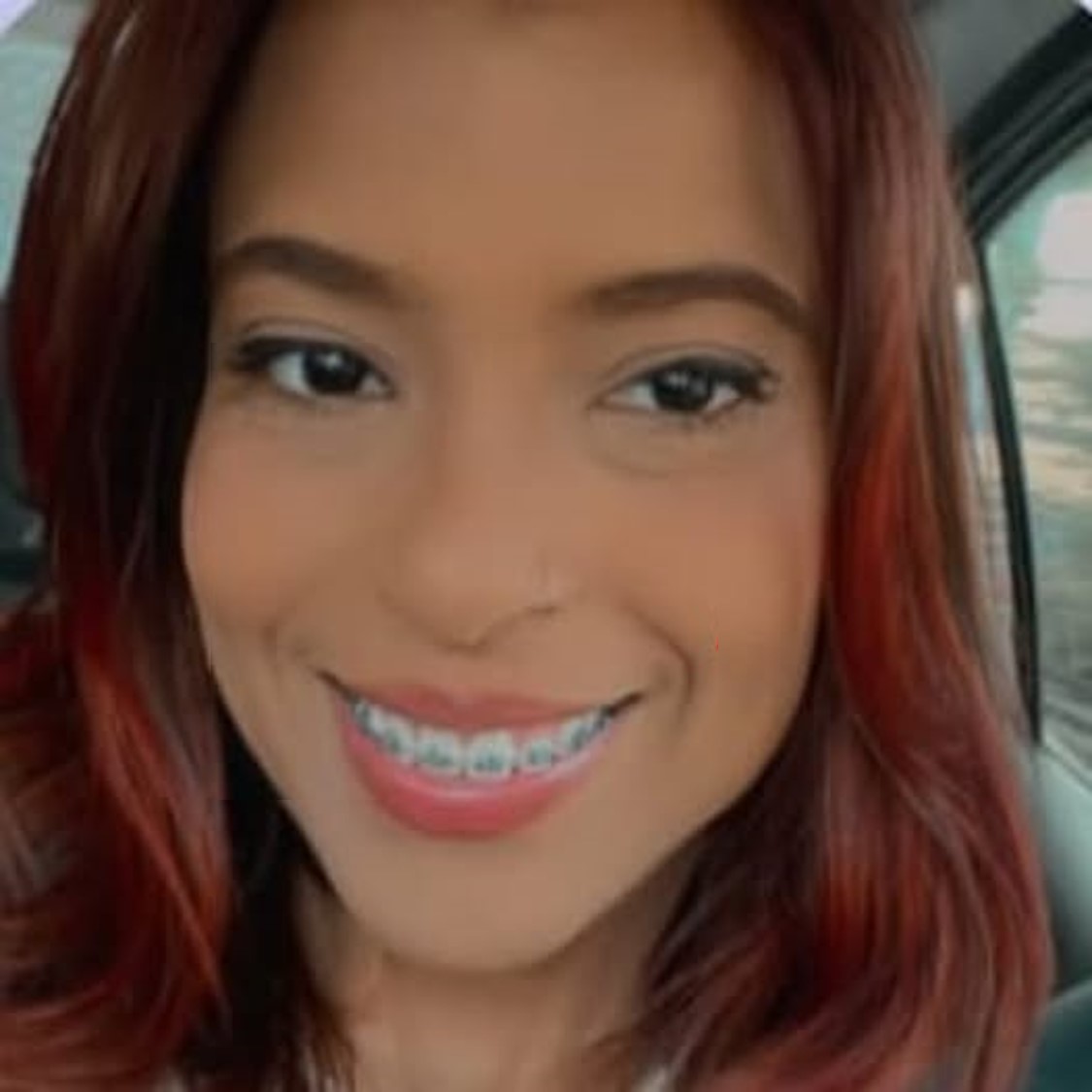 Mulher morre após carro cair em ribanceira na RJ-137, em Barra do Piraí