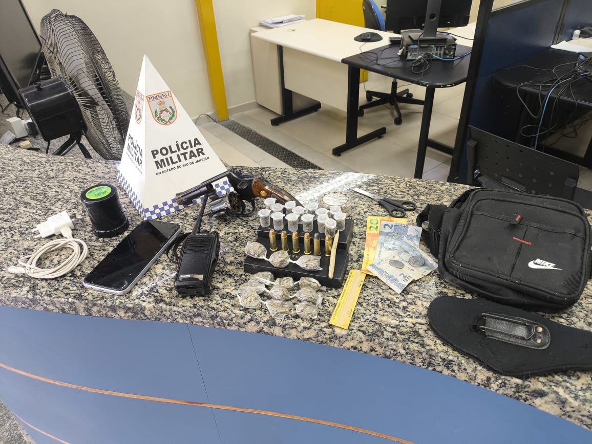PM apreende dois menores com arma e drogas em Itatiaia