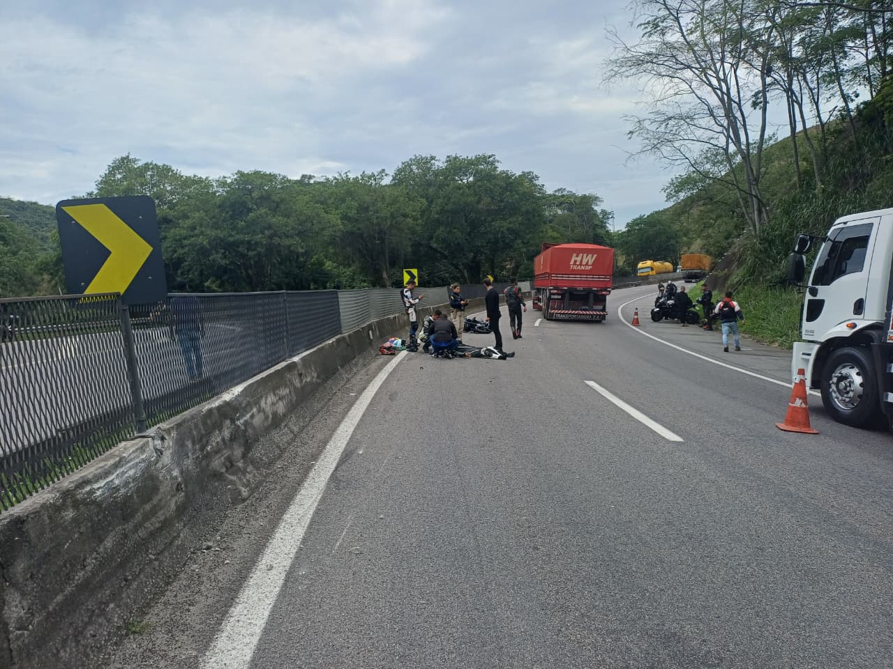 Motociclista fica ferido após bater em divisória na Via Dutra, em Piraí