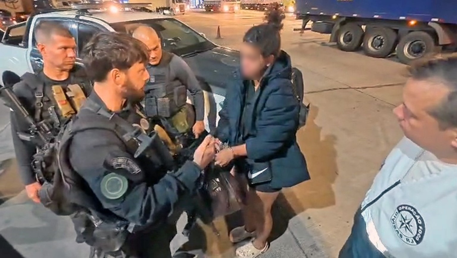 Mulher é presa em Itatiaia transportando 30 pistolas que seriam entregues ao tráfico no Rio