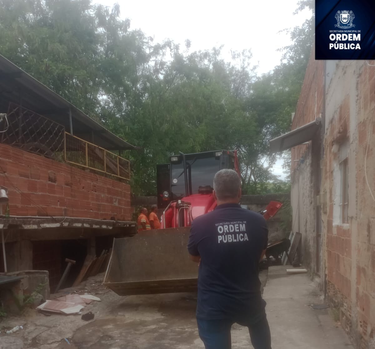 Muro utilizado por criminosos para emboscar policiais é derrubado em Volta Redonda