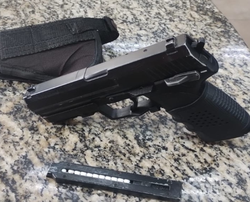 Homem é detido em Barra Mansa com réplica de arma de fogo