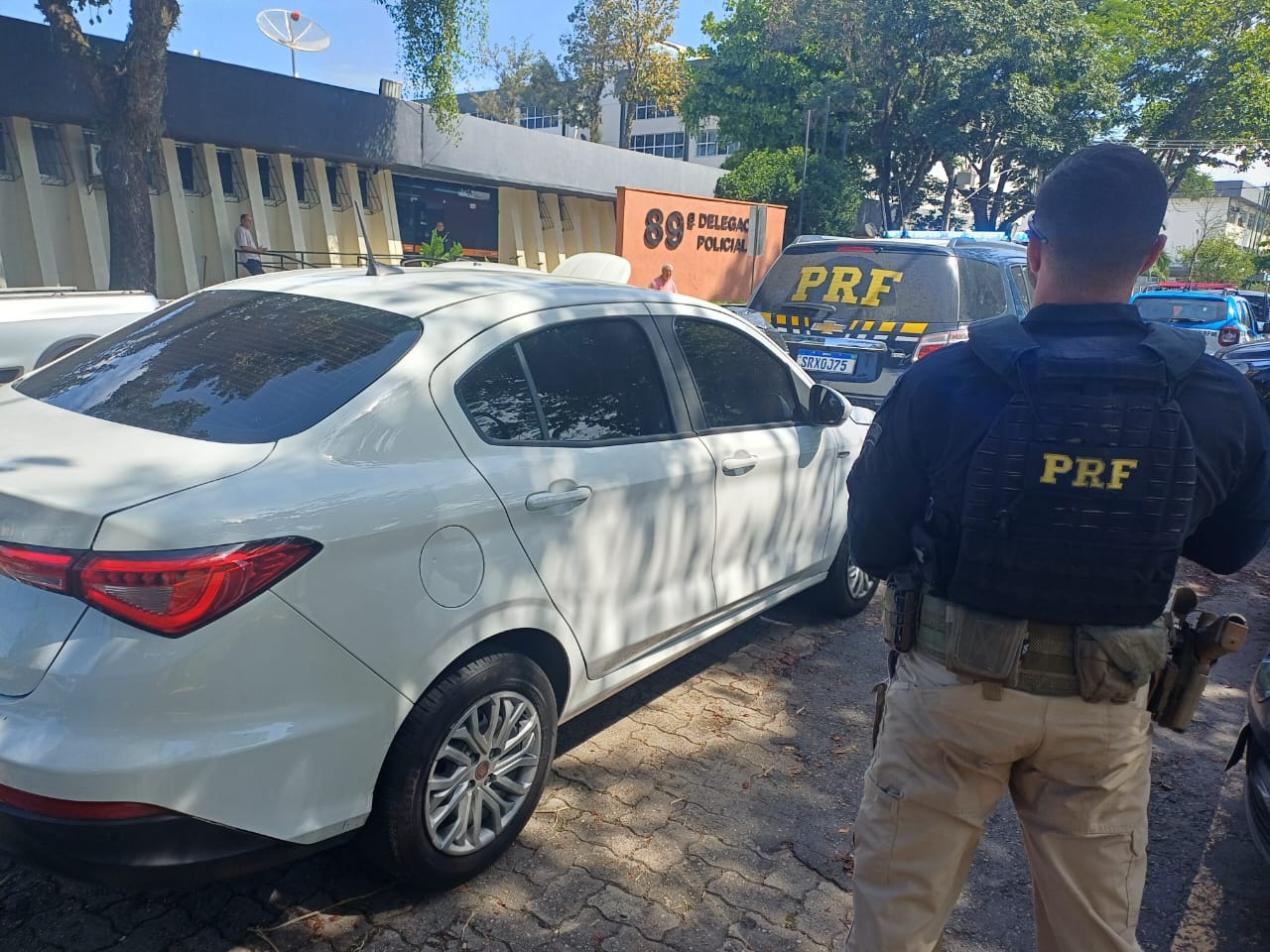 PRF e Polícia Civil recuperam roupas furtadas de shopping em Resende e prendem dois suspeitos