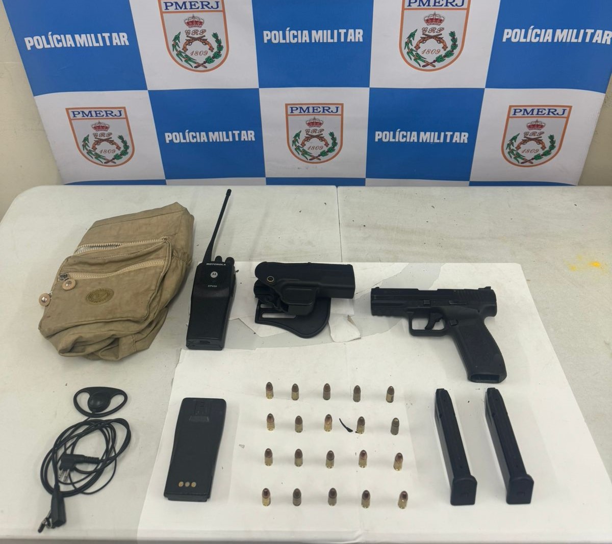 PM prende suspeito com pistola em bar de Volta Redonda