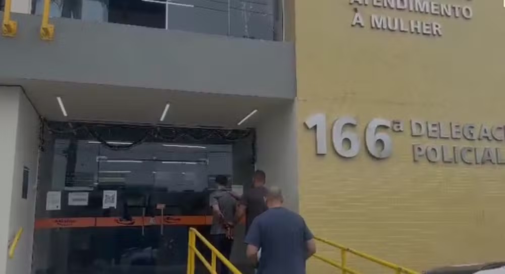 Homem é preso após invadir casa e ameaçar policiais com faca em Angra dos Reis