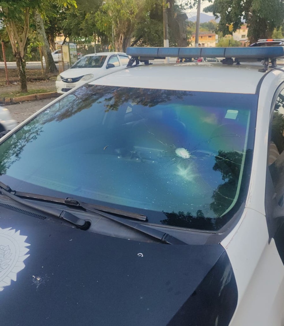 Jovem é baleado e detido após trocar tiros com policiais civis em Resende