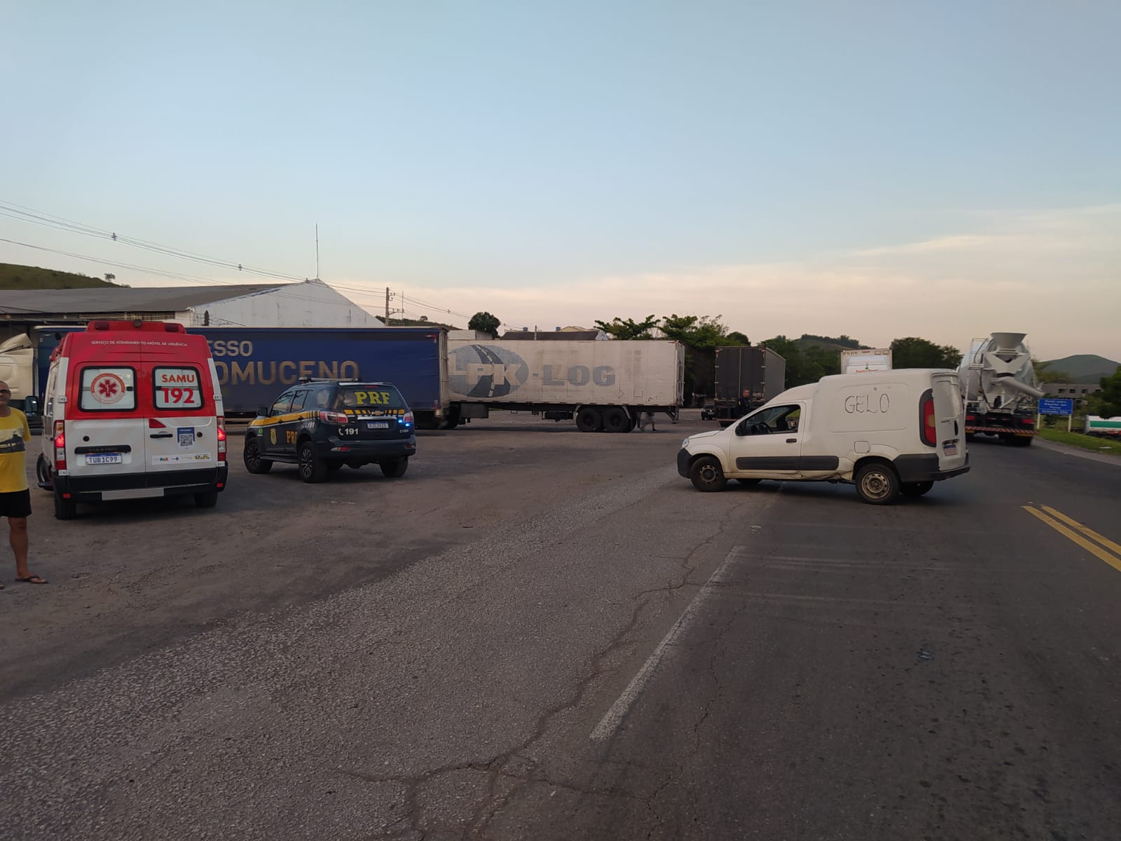 Motociclista fica ferido após colisão com Fiorino na BR-393