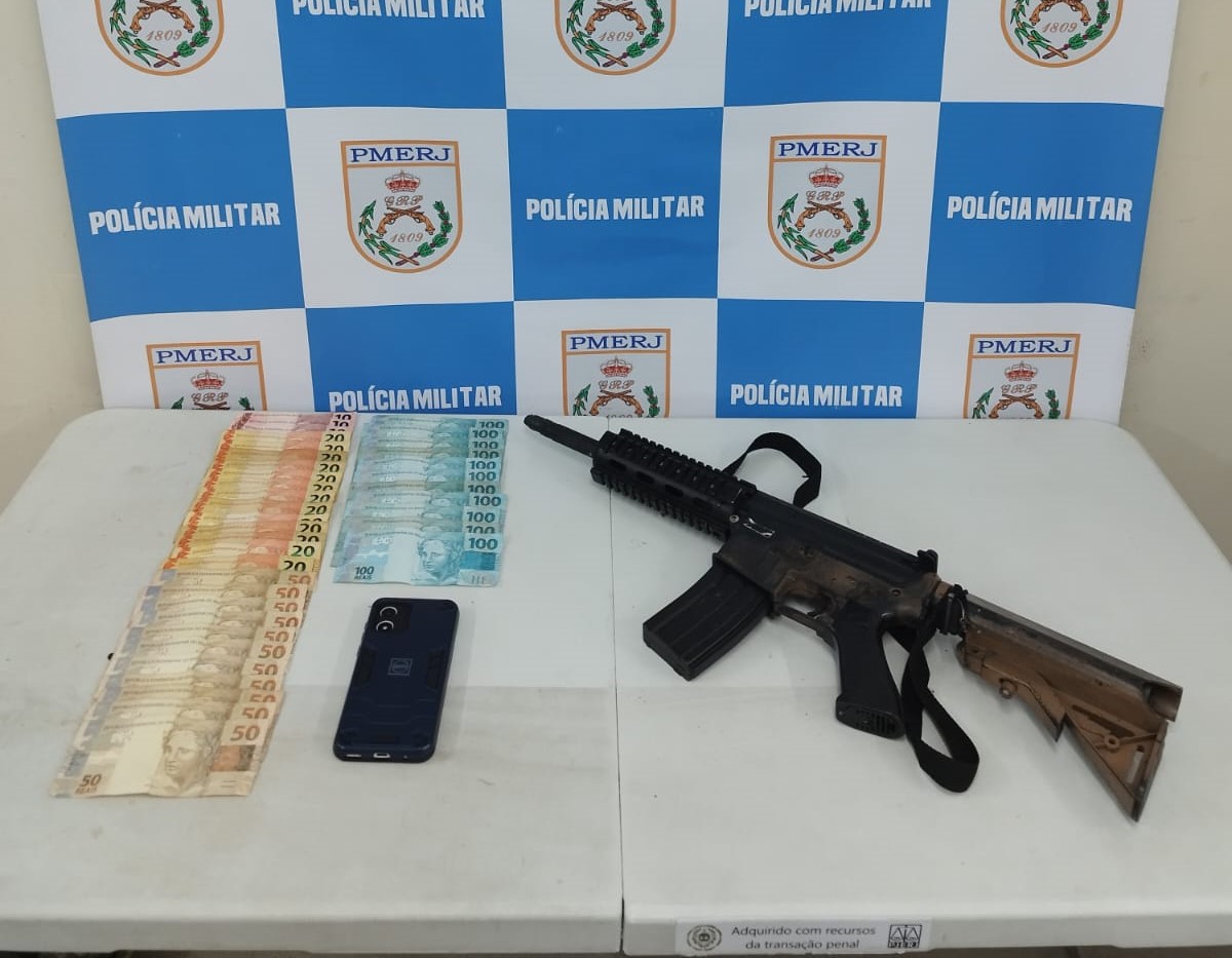 Homem é detido com réplica de fuzil e quase R$ 2 mil em Volta Redonda