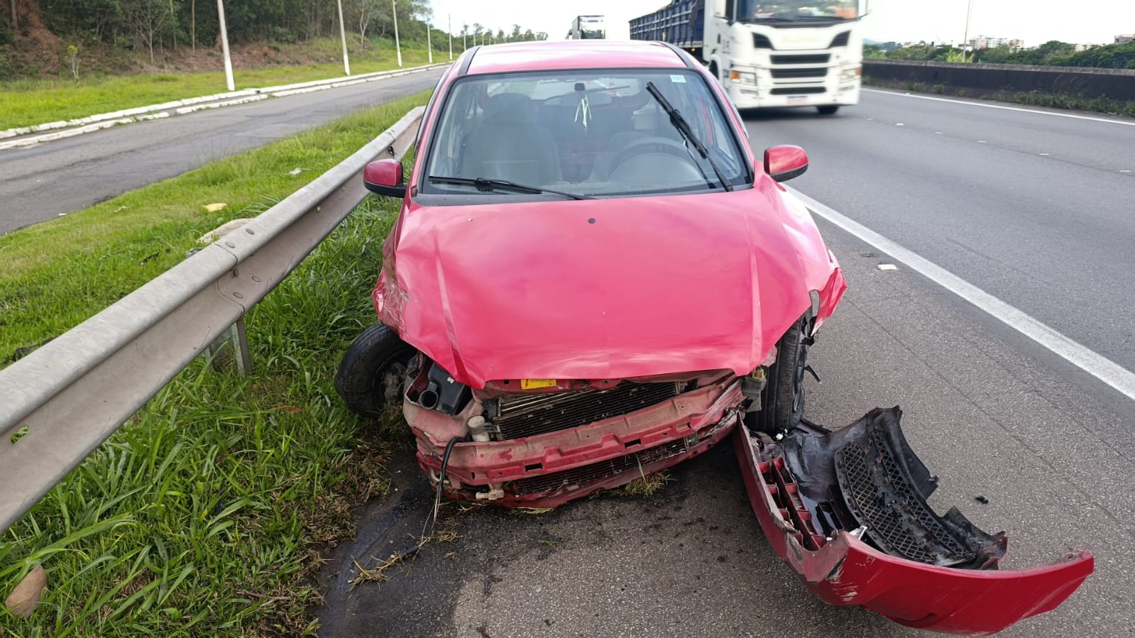Motorista embriagado é preso após acidente na Dutra, em Resende
