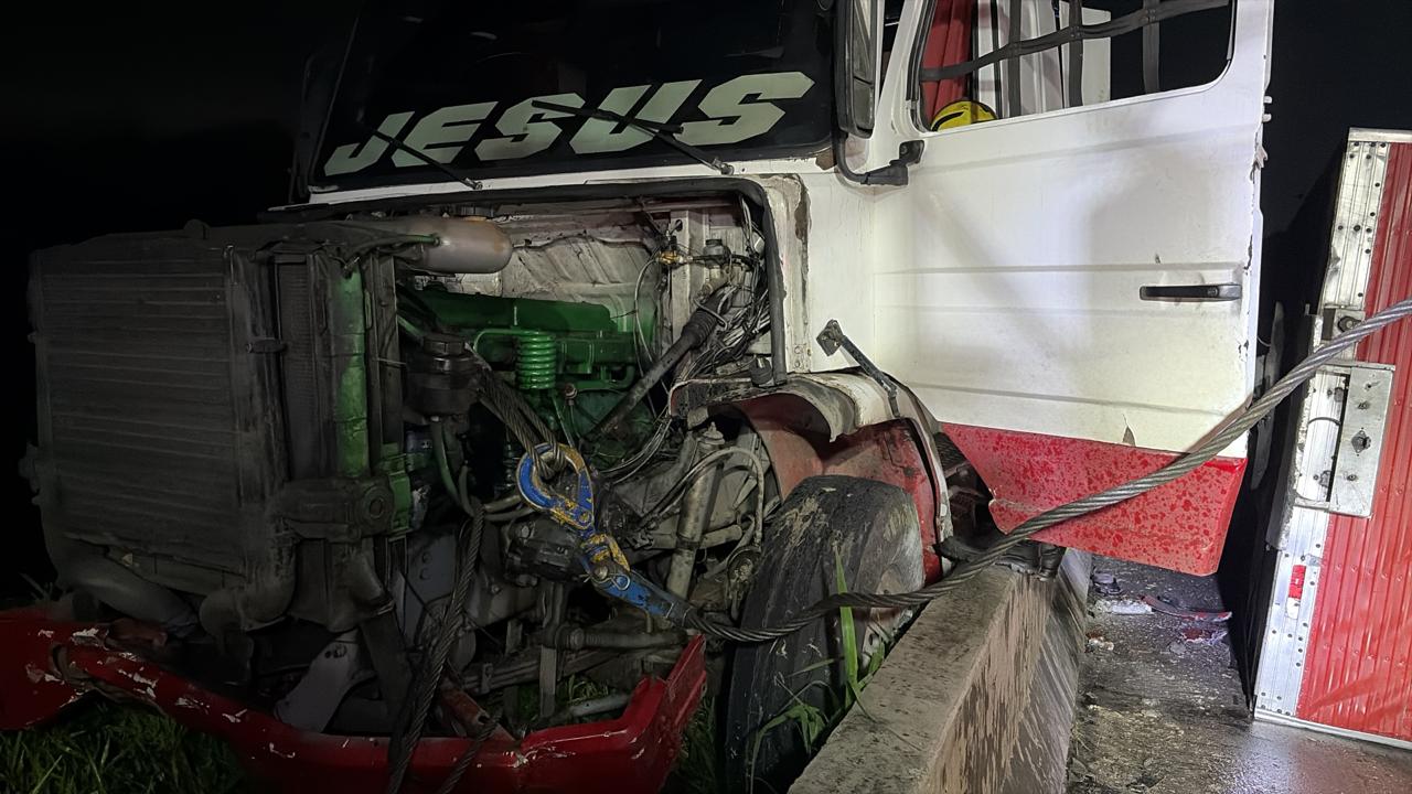 Carreta tomba na Via Dutra e provoca lentidão de 10 km em Itatiaia