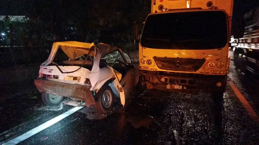 Homem fica ferido após carro com pane elétrica ser atingido por caminhão em Resende