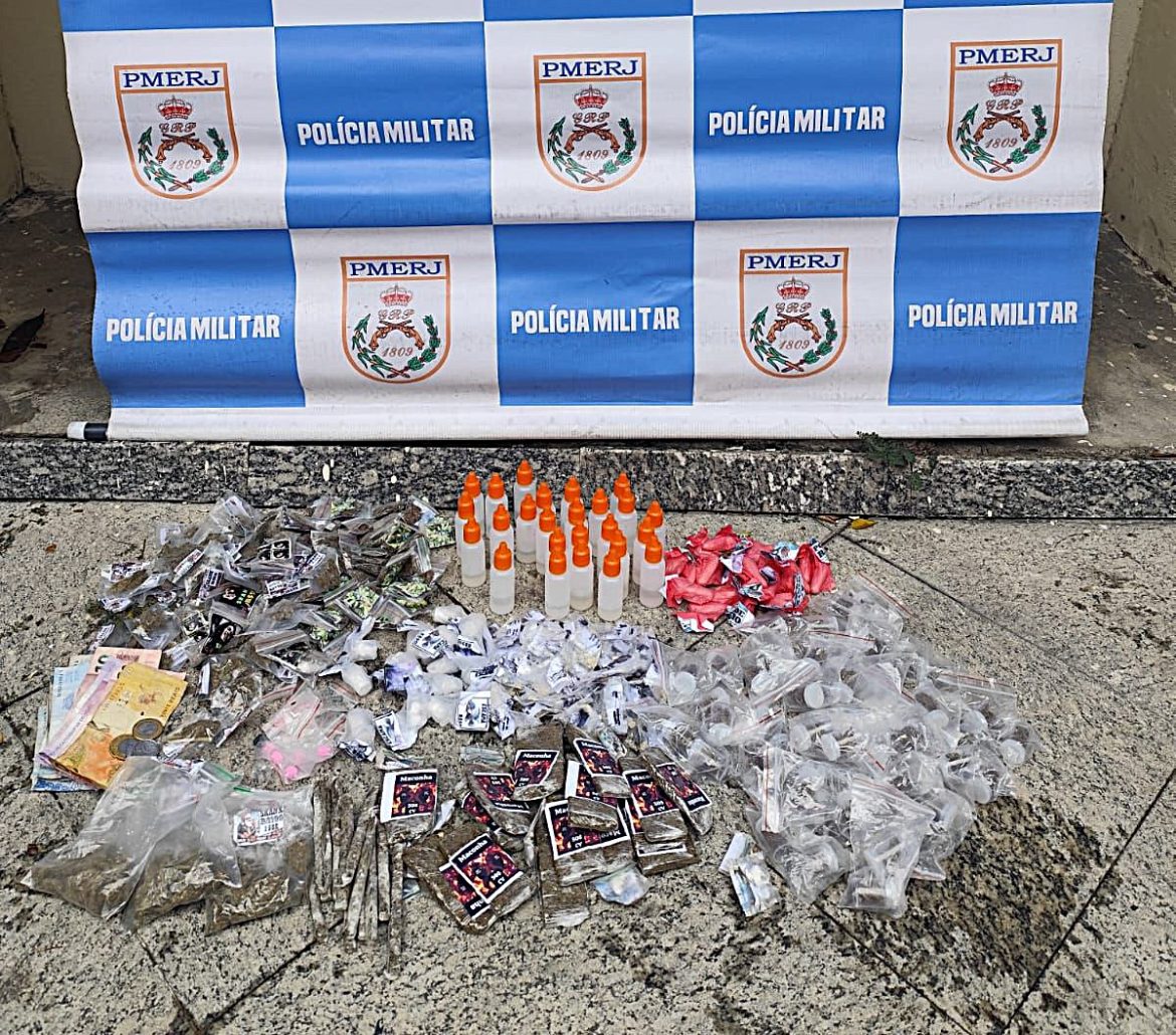 Polícia apreende adolescente e mais de meio quilo de drogas em operação, em Resende