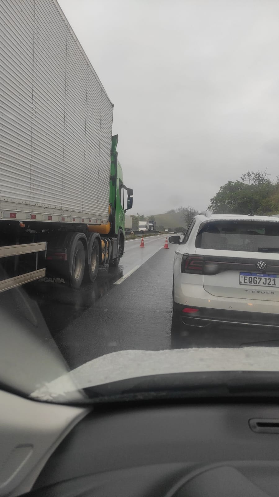 RioSP interdita trechos da Via Dutra por elevação do nível de rio em Itatiaia