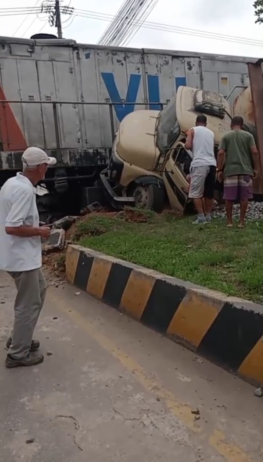 [VÍDEO] Caminhão tomba após colisão com trem em passagem de nível em Barra Mansa