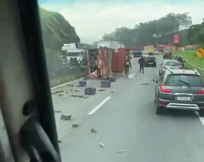 Caminhão com carga de abacaxis tomba na Dutra e provoca lentidão em Barra Mansa