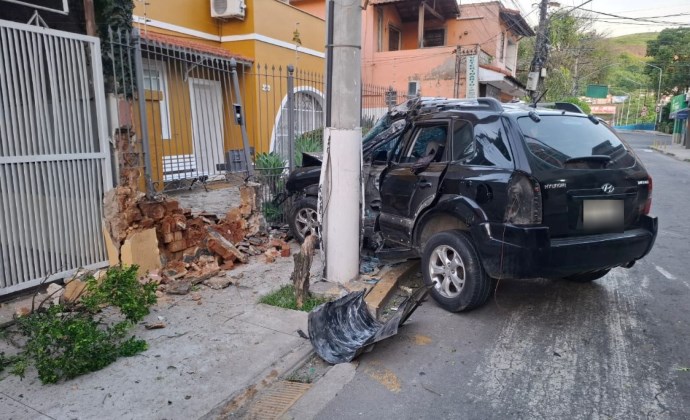 Motorista morre após carro atingir mureta e poste em Barra do Piraí; cão de estimação também morreu