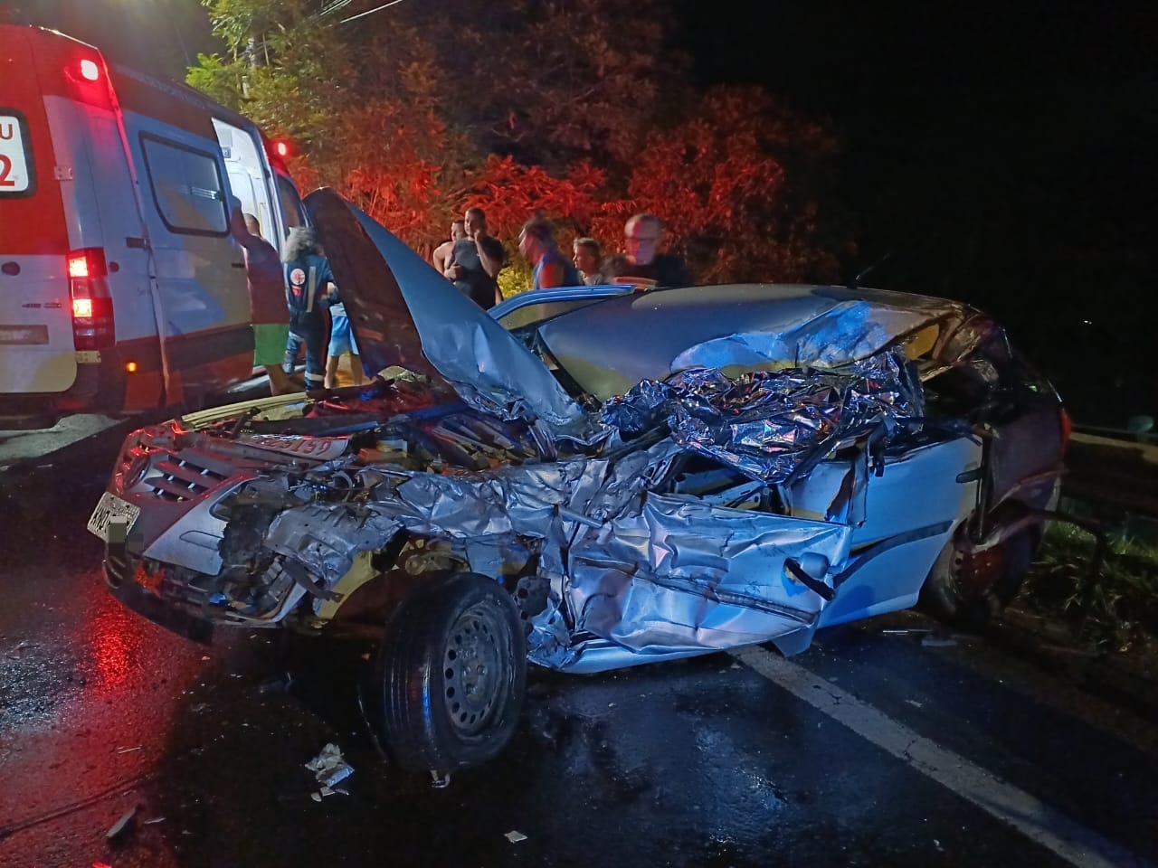 Colisão entre ônibus e carro deixa um morto na BR-393