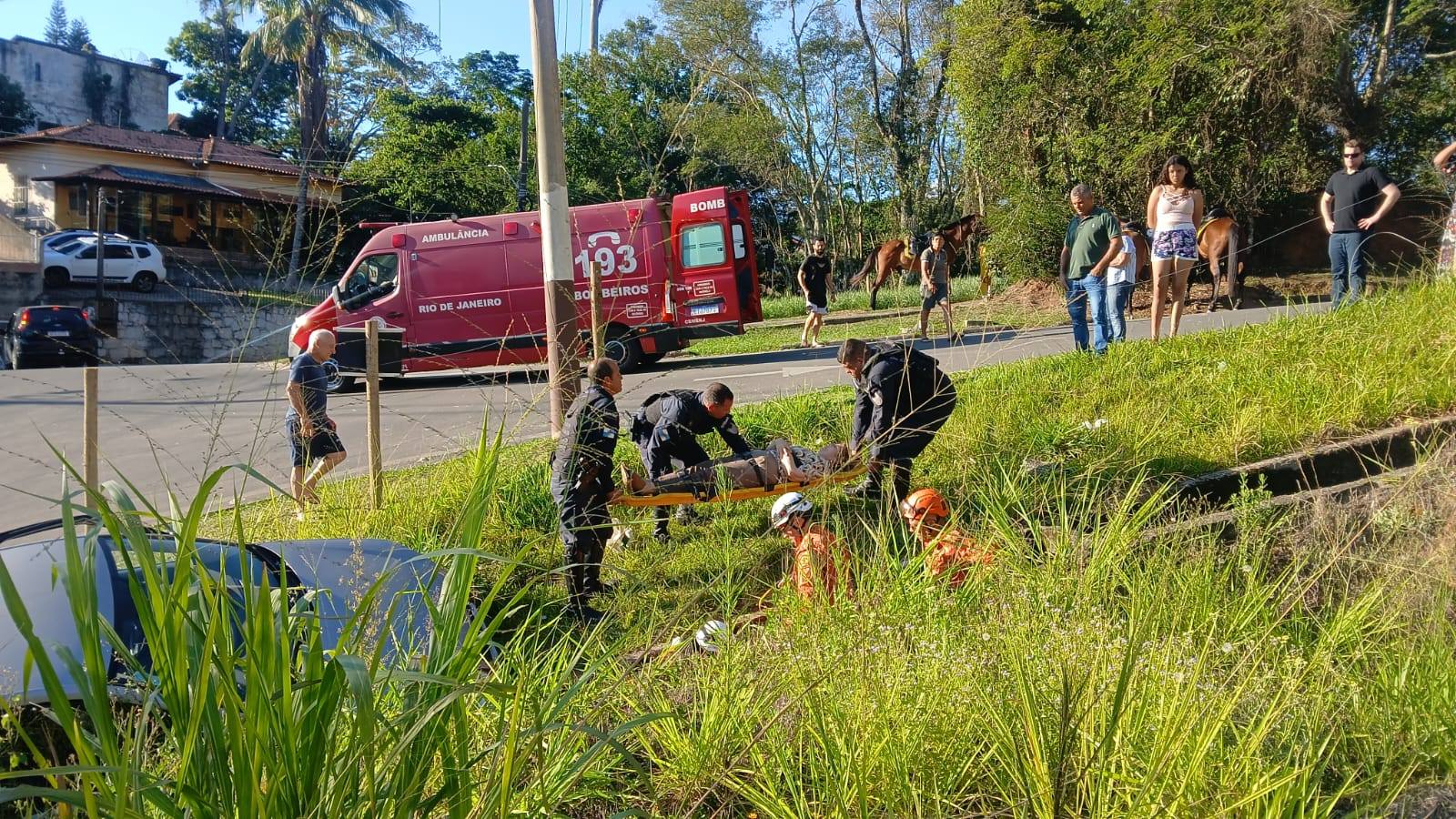 Mulher perde o freio do carro e sofre acidente em Miguel Pereira