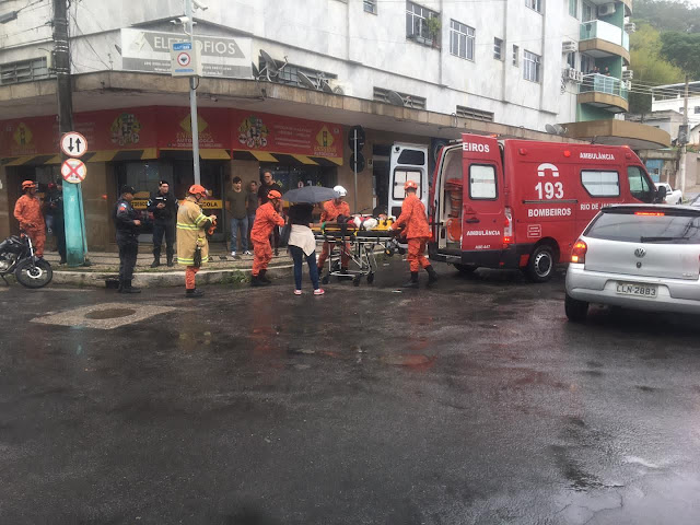 Jovem fica ferida após colisão entre moto e carro no Centro de Três Rios