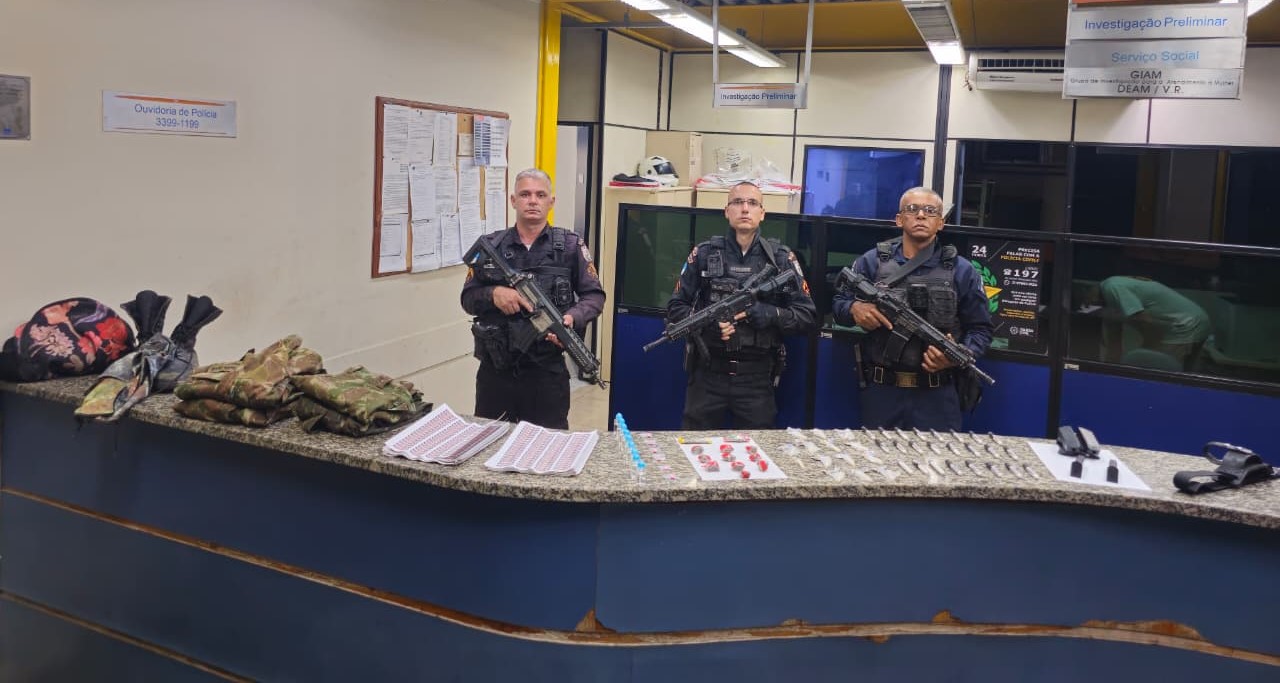 PM apreende arma, munições e drogas em Volta Redonda e Barra Mansa em ações contra o tráfico