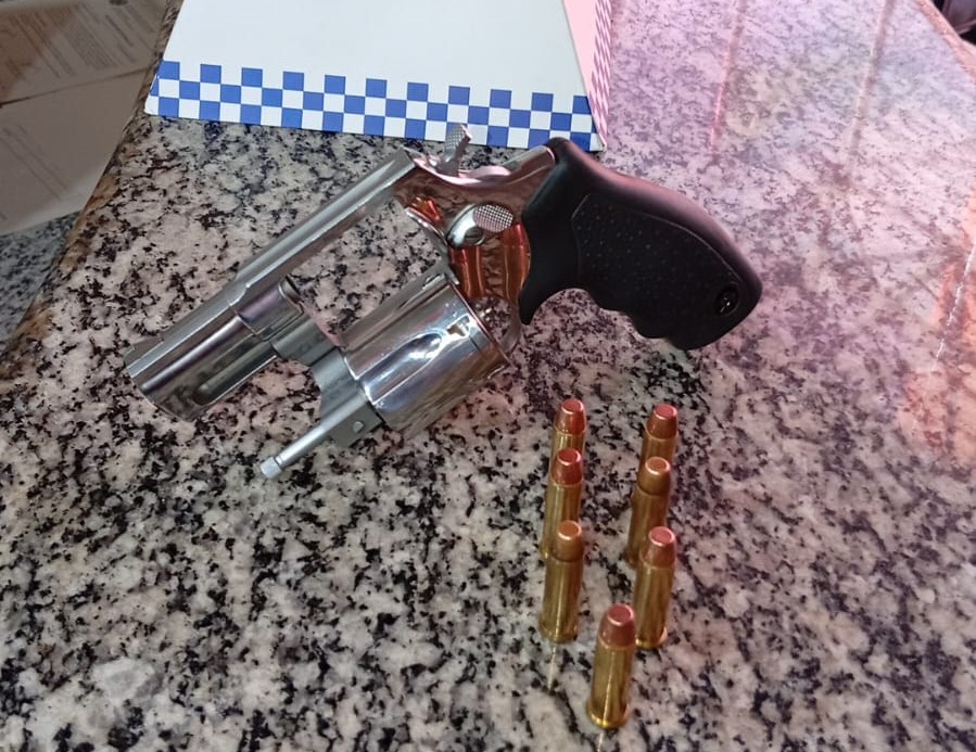 Polícia Militar apreende revólver durante cumprimento de mandado em Pinheiral