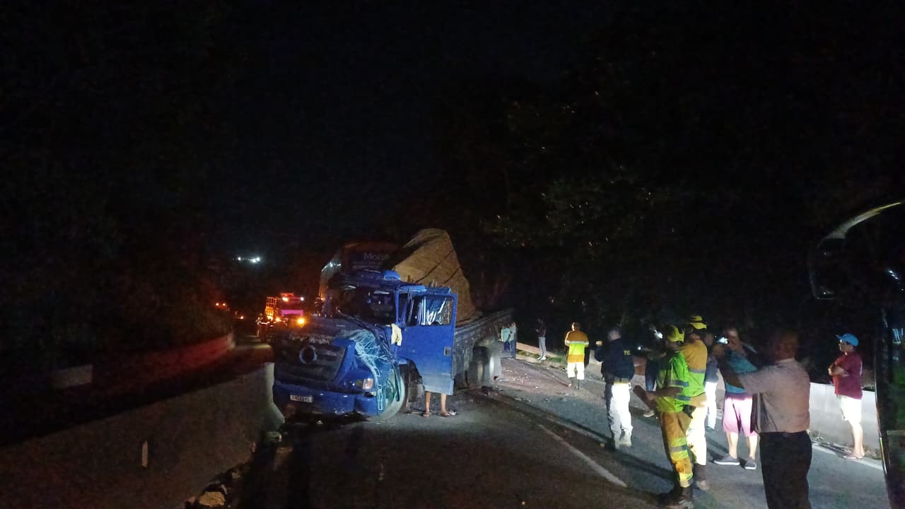 Caminhão trafega na contramão na Serra das Araras e provoca colisão com ônibus e carro na Dutra