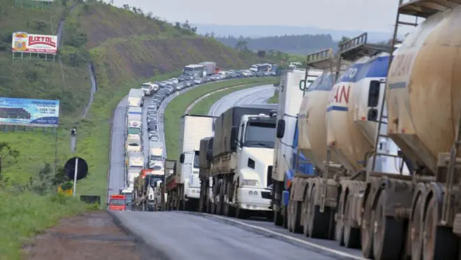 PRF monitora rodovias do Sul Fluminense diante de rumores sobre greve de caminhoneiros