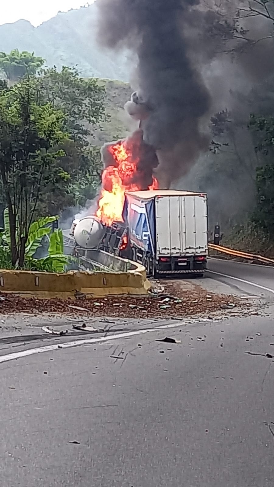 Colisão grave entre carretas provoca interdição total na descida da Serra das Araras