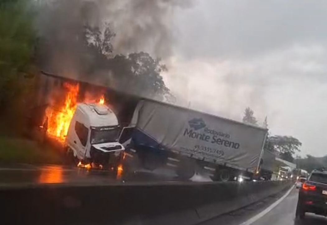 Colisão múltipla causa incêndio em carreta e paralisa trânsito na Dutra em Barra Mansa