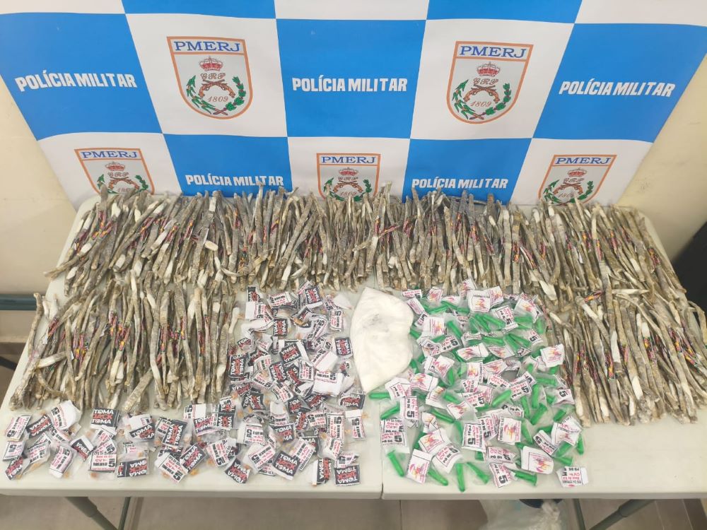 PM prende suspeito de tráfico e apreende drogas em duas ações em Volta Redonda