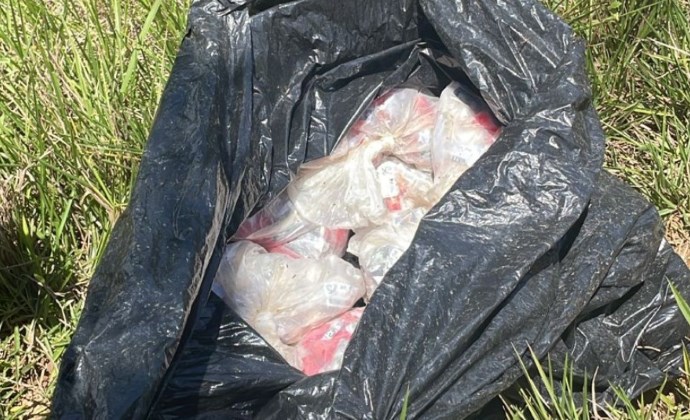 Homem é preso por tráfico após denúncia levar PM a drogas escondidas em Valença