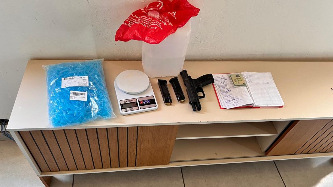 PM apreende arma, munições e drogas em imóvel usado como apoio ao tráfico em Volta Redonda