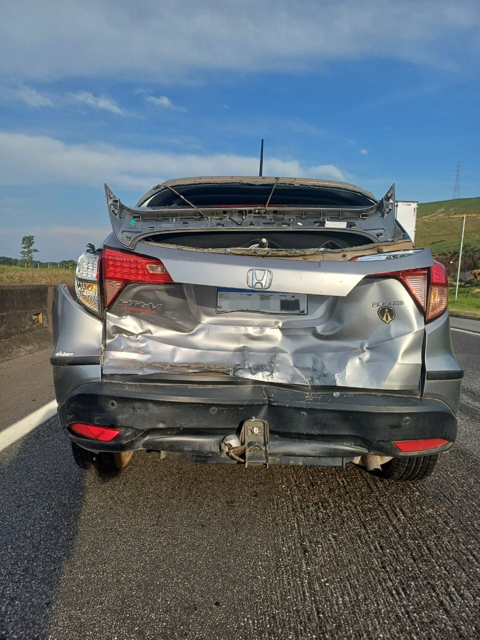 Engavetamento envolvendo carreta deixa duas pessoas feridas na Dutra, em Itatiaia