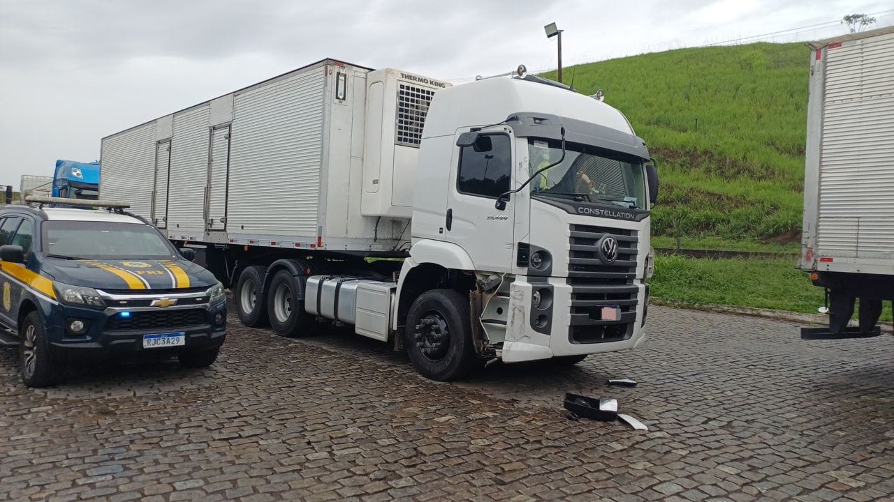 Motorista morre após infarto e colide em três carretas em posto na Dutra, em Barra Mansa