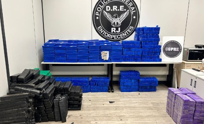 Caminhoneiro é preso ao transportar cerca de uma tonelada de maconha escondida em carga de água mineral, em Sapucaia