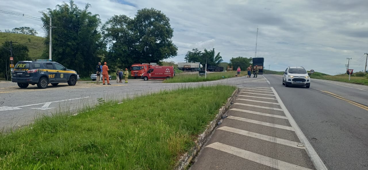 Colisão entre carreta e carro deixa idosa ferida na BR-393; novo acidente ocorre durante atendimento