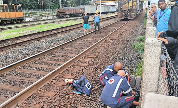 Homem é atingido por trem em passagem em nível no Centro de Barra Mansa