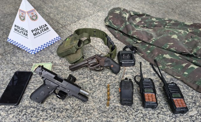 PM apreende adolescente em Itatiaia; armas e materiais do tráfico são apreendidos