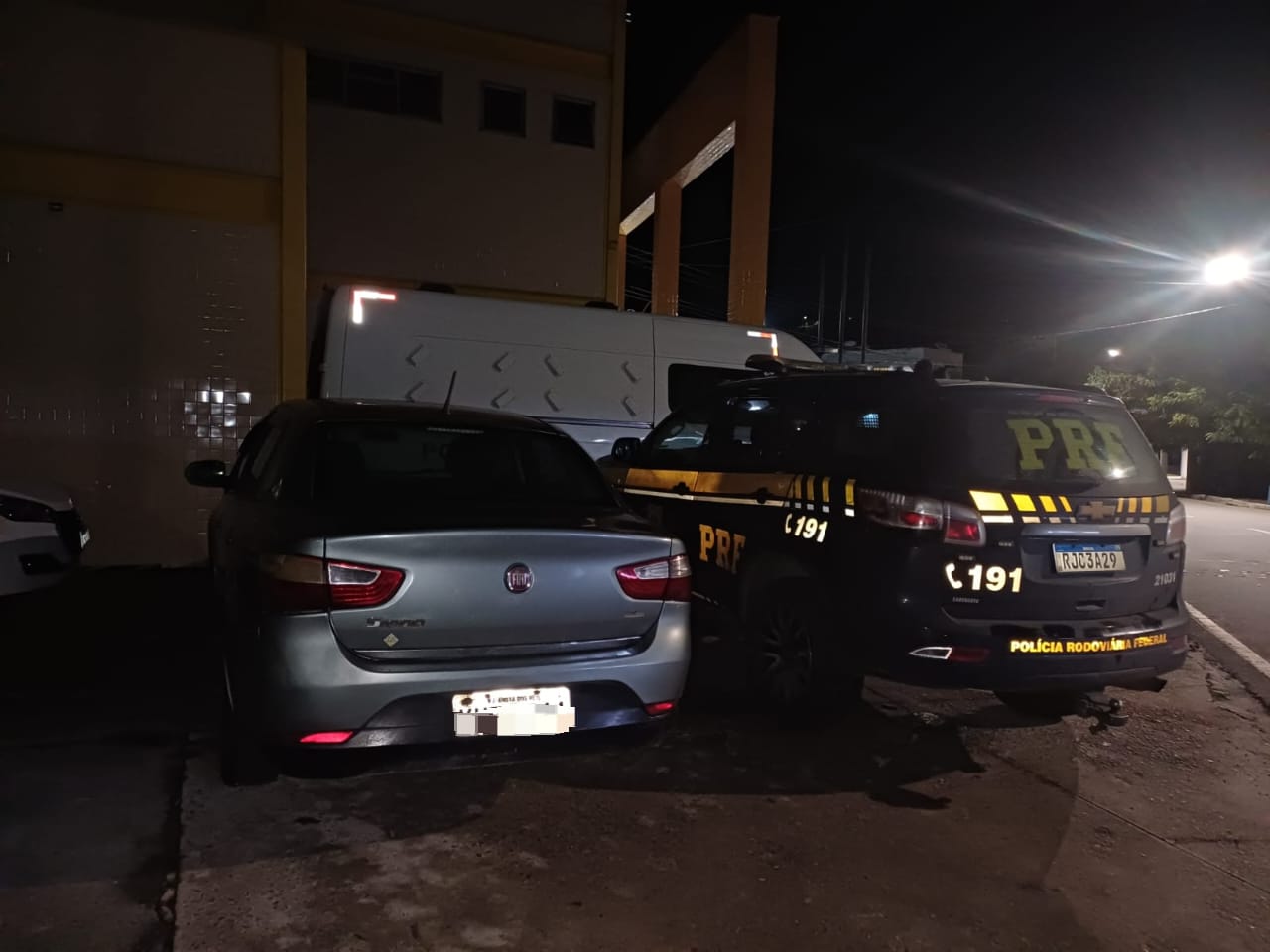 PRF recupera carro furtado na Via Dutra, em Barra Mansa