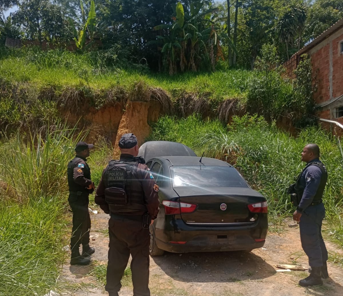 Carro levado em assalto a motorista de aplicativo é recuperado horas depois em Volta Redonda