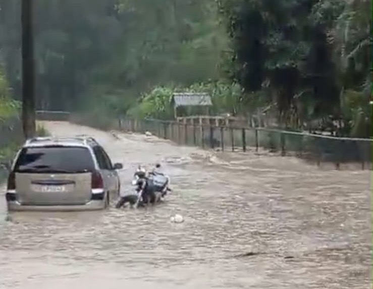 Chuva intensa provoca transbordamento de rio e alagamentos em Rio Claro