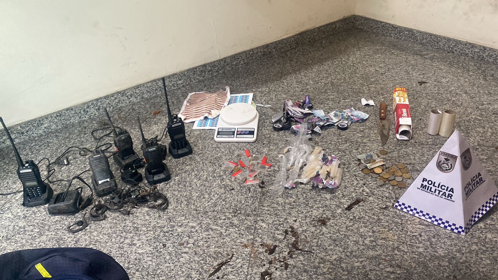 Polícia apreende drogas e materiais do tráfico em duas ações em Barra Mansa