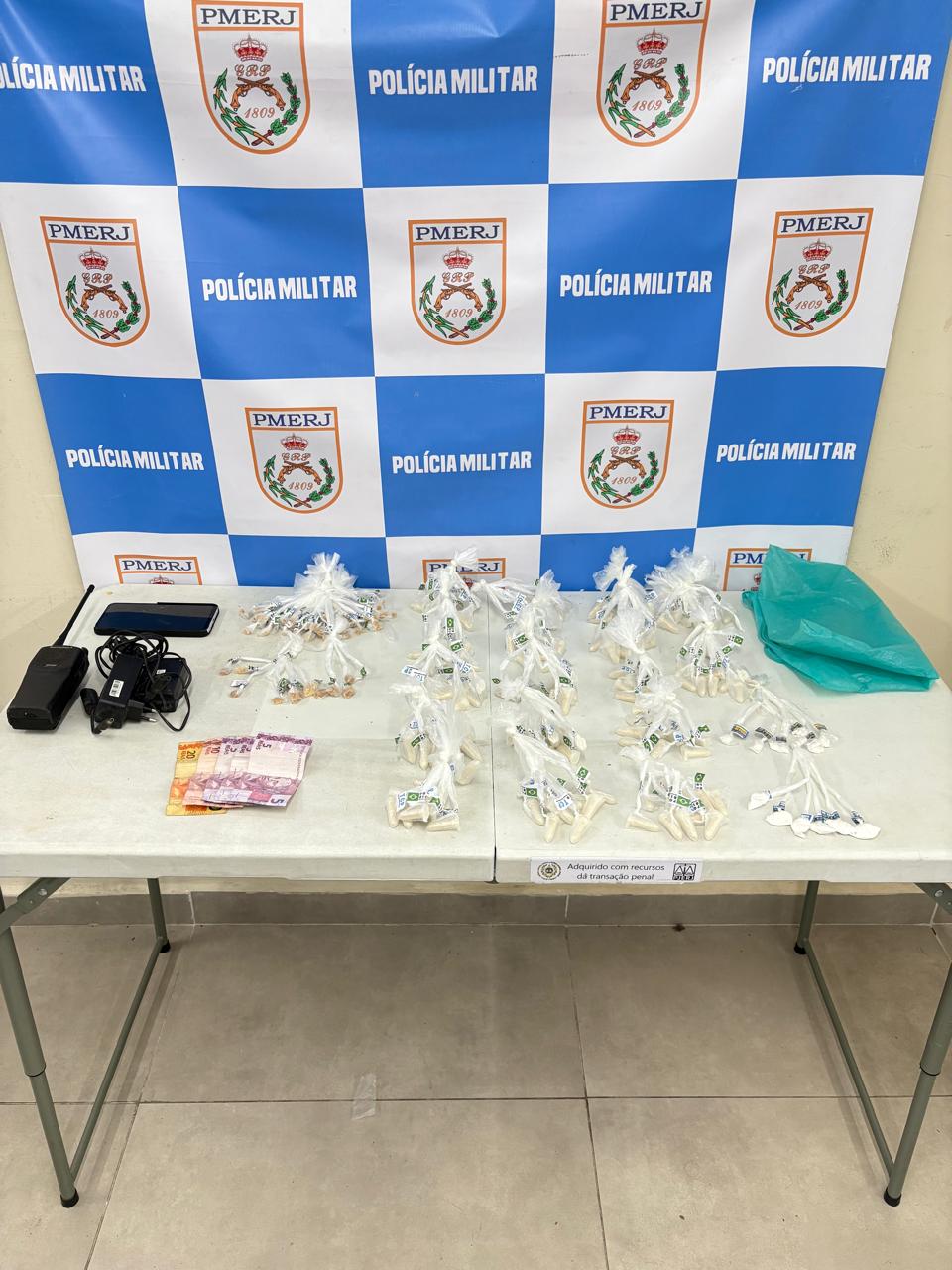 Operação da PM apreende drogas e detém dois suspeitos em Volta Redonda